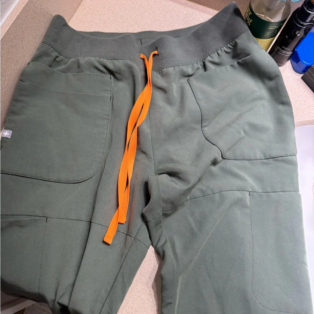 Figs moss green joggers - Picture 3 of 5